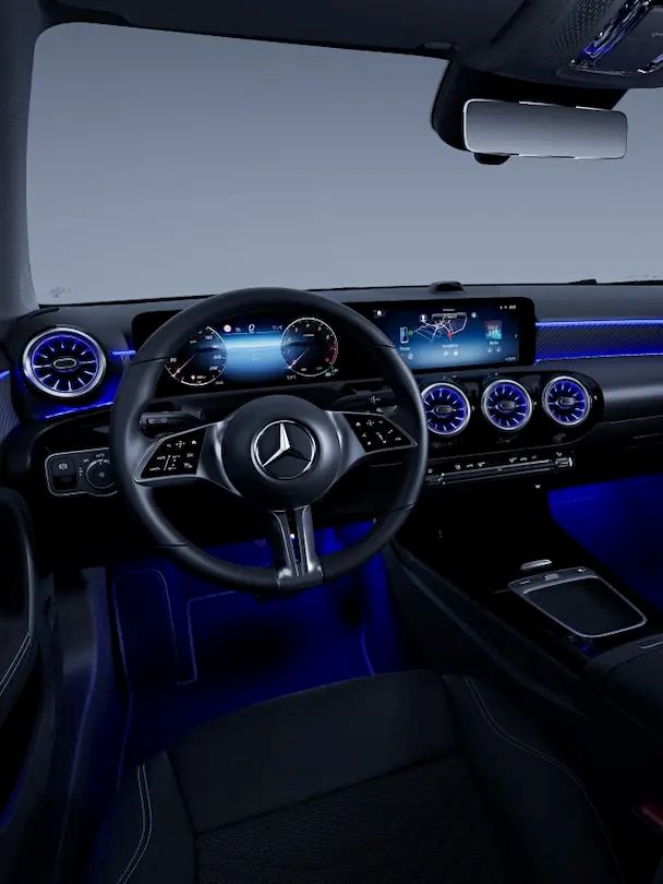 Interior del Mercedes-Benz Clase A: volante, salpicadero y consola central